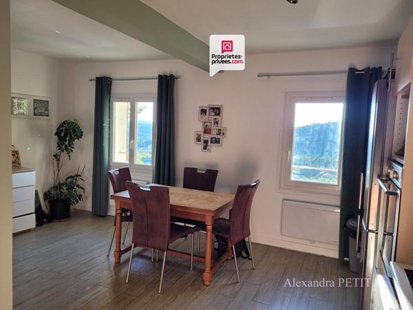 À VENDRE - Charmant appartement rénové avec vue dominante, Callian