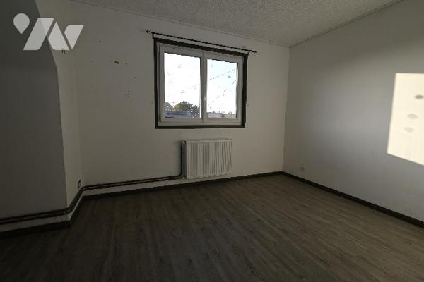 Maison d'habitation de 91m² 3 chambres, bureau 
Sous-sol complet, Terrasse, Jardin
emplacement idéal