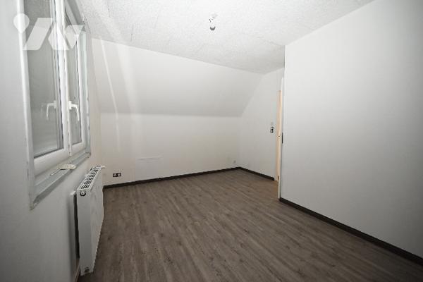 Maison d'habitation de 91m² 3 chambres, bureau 
Sous-sol complet, Terrasse, Jardin
emplacement idéal