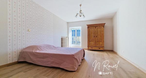 Bâtisse en pierre rénovée, 150 m², 3 chambres, dépendance.