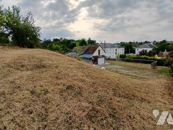 Maison d'habitation à Loches avec dépendances et terrain