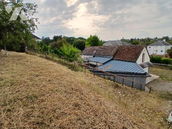 Maison d'habitation à Loches avec dépendances et terrain