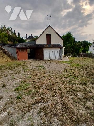 Maison d'habitation à Loches avec dépendances et terrain