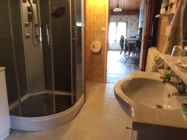 Maison en pierre, possibilité de repartir en 3 habitations.