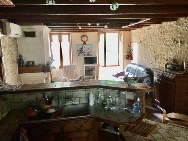 Maison en pierre, possibilité de repartir en 3 habitations.