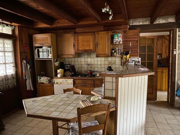 Maison en pierre, possibilité de repartir en 3 habitations.