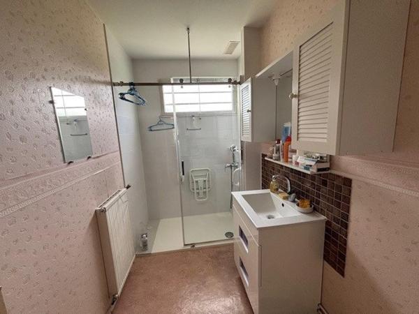 Joli pavillon sur sous-sol avec grand terrain