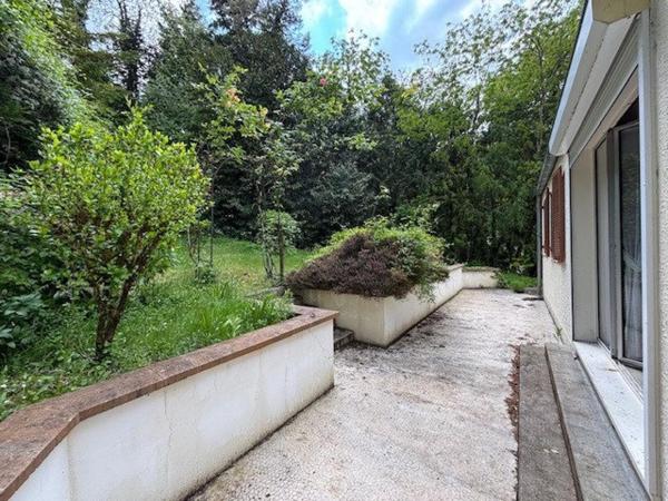 Joli pavillon sur sous-sol avec grand terrain