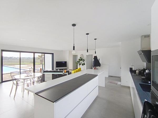 MAISON MODERNE - PISCINE - POOL HOUSE ET GARAGE