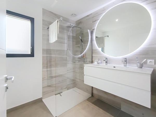 MAISON MODERNE - PISCINE - POOL HOUSE ET GARAGE