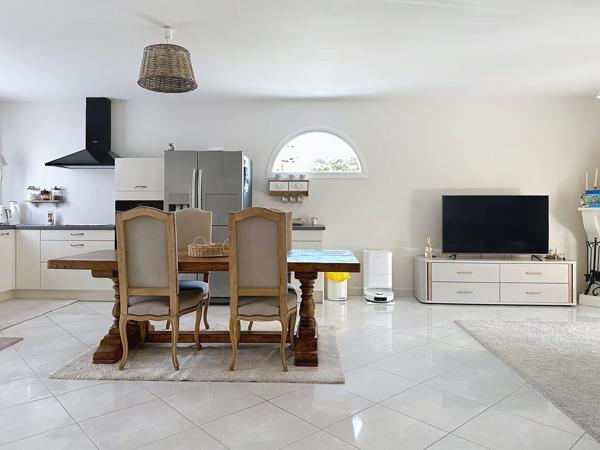 Sur la commune d’Irigny, limite Saint-Genis-Laval, venez découvrir cette belle maison individuelle datant de 2012.