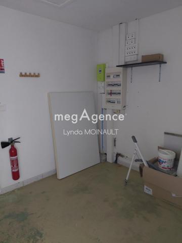 Local Commercial à PRAHECQ, 79230 - 6 pièces 147m²