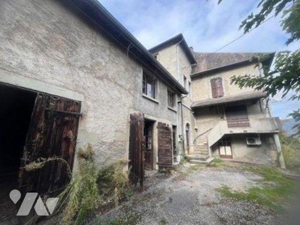 RARE A LA VENTE  - GROS POTENTIEL - LA RAVOIRE.
Ancien Corps de Ferme à rénover- Idéal investi...