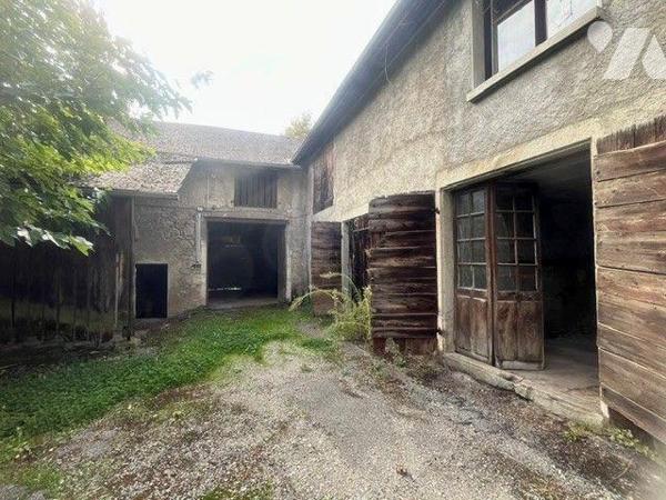 RARE A LA VENTE  - GROS POTENTIEL - LA RAVOIRE.
Ancien Corps de Ferme à rénover- Idéal investi...
