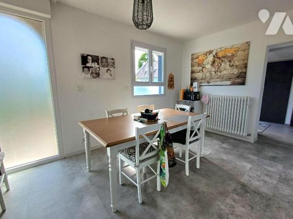 Idéalement située au centre de GUIDEL, cette maison offre un cadre de vie pratique et confortab...