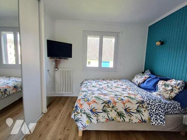 Idéalement située au centre de GUIDEL, cette maison offre un cadre de vie pratique et confortab...