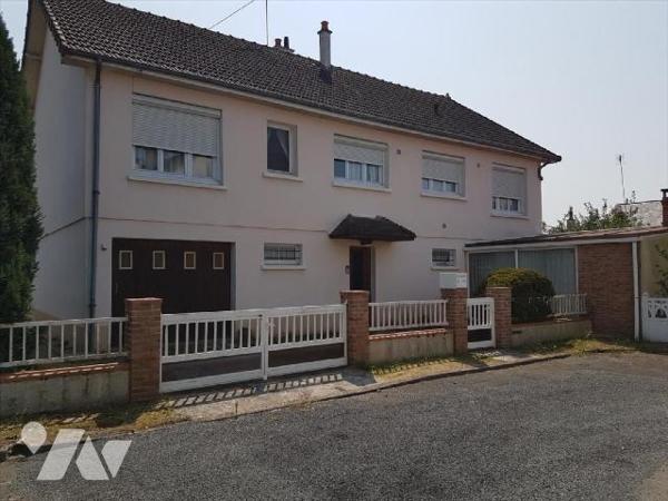 Pavillon centre ville sur 472 m² :
- Entrée  avec départ
d'escalier, chambre, chaufferie avec w...