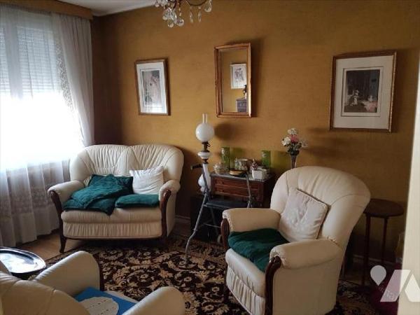 Pavillon centre ville sur 472 m² :
- Entrée  avec départ
d'escalier, chambre, chaufferie avec w...