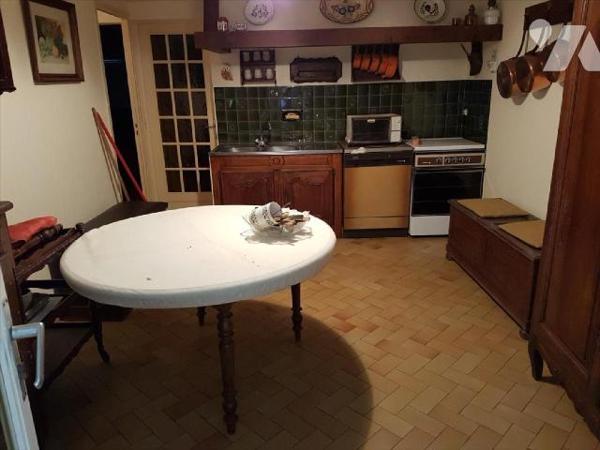 Pavillon centre ville sur 472 m² :
- Entrée  avec départ
d'escalier, chambre, chaufferie avec w...