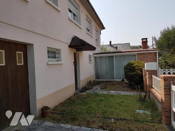 Pavillon centre ville sur 472 m² :
- Entrée  avec départ
d'escalier, chambre, chaufferie avec w...