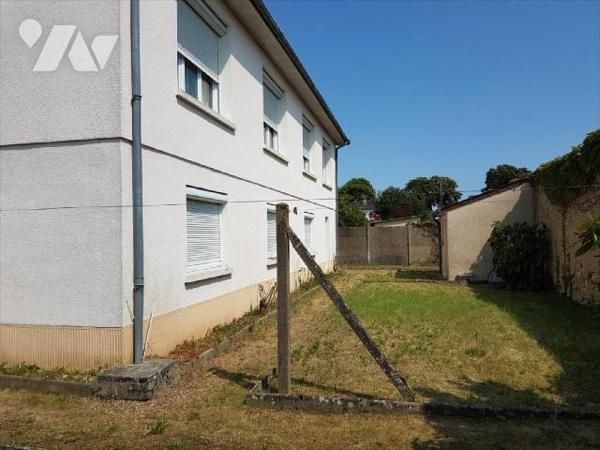 Pavillon centre ville sur 472 m² :
- Entrée  avec départ
d'escalier, chambre, chaufferie avec w...