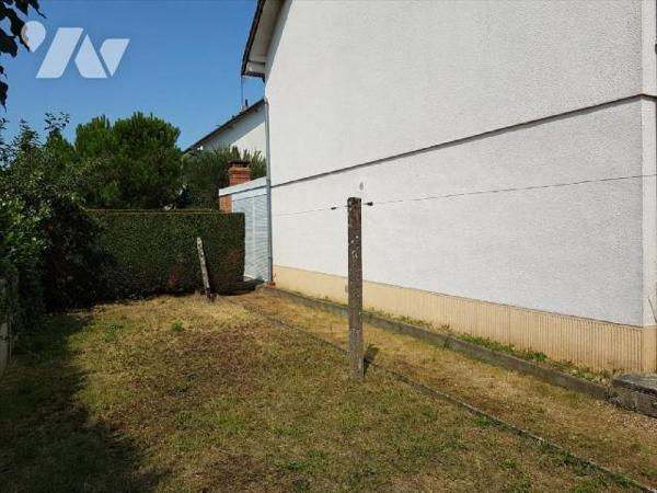 Pavillon centre ville sur 472 m² :
- Entrée  avec départ
d'escalier, chambre, chaufferie avec w...