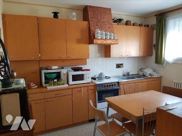 Pavillon centre ville sur 472 m² :
- Entrée  avec départ
d'escalier, chambre, chaufferie avec w...