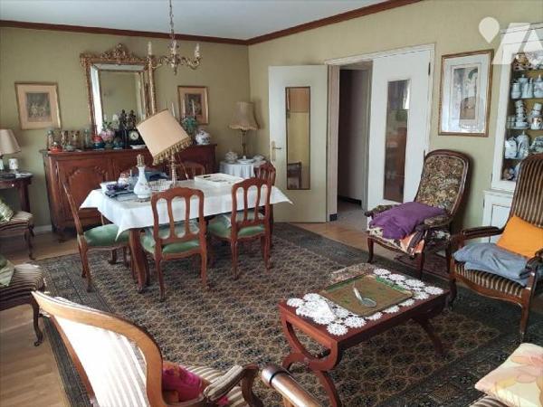 Pavillon centre ville sur 472 m² :
- Entrée  avec départ
d'escalier, chambre, chaufferie avec w...