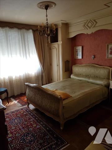 Pavillon centre ville sur 472 m² :
- Entrée  avec départ
d'escalier, chambre, chaufferie avec w...