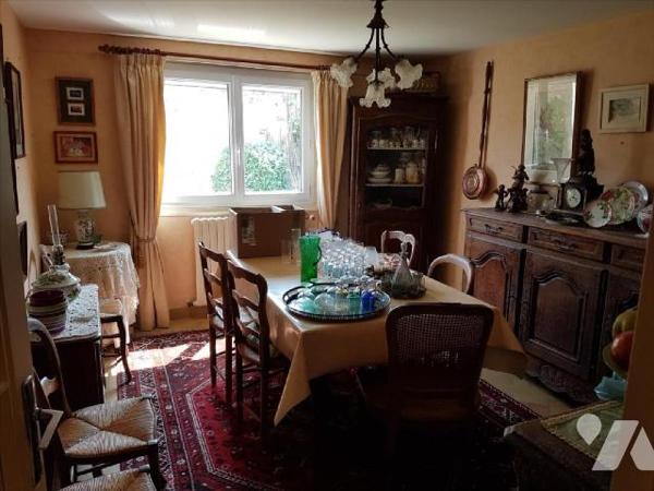 Pavillon centre ville sur 472 m² :
- Entrée  avec départ
d'escalier, chambre, chaufferie avec w...