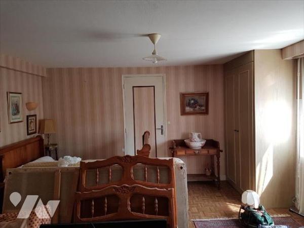 Pavillon centre ville sur 472 m² :
- Entrée  avec départ
d'escalier, chambre, chaufferie avec w...