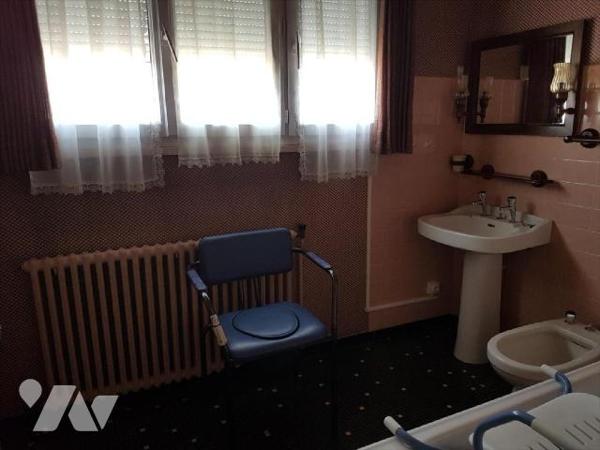 Pavillon centre ville sur 472 m² :
- Entrée  avec départ
d'escalier, chambre, chaufferie avec w...