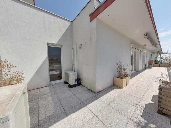 BEAU 3 PIECES + CUISINE AVEC TERRASSE EN DERNIER ETAGE AVEC POSSIBILITÉ DE GARAGE ECHIROLLES CENTRE