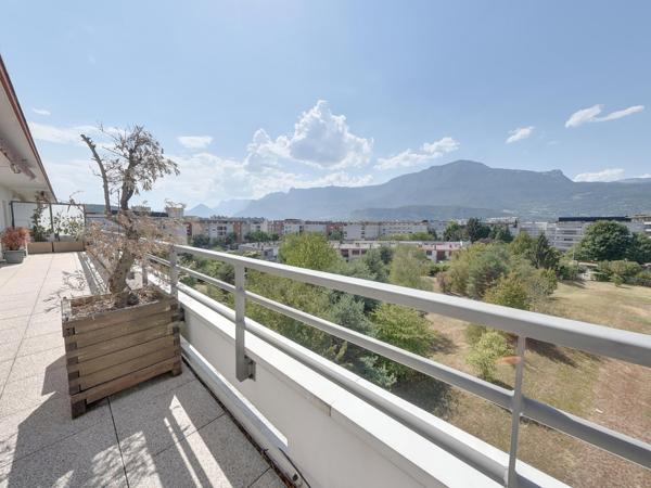 BEAU 3 PIECES + CUISINE AVEC TERRASSE EN DERNIER ETAGE AVEC POSSIBILITÉ DE GARAGE ECHIROLLES CENTRE