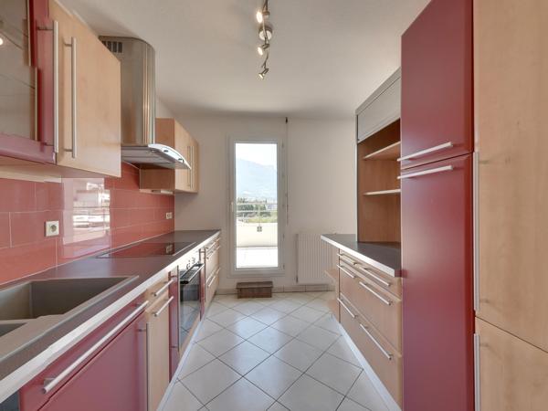 BEAU 3 PIECES + CUISINE AVEC TERRASSE EN DERNIER ETAGE AVEC POSSIBILITÉ DE GARAGE ECHIROLLES CENTRE