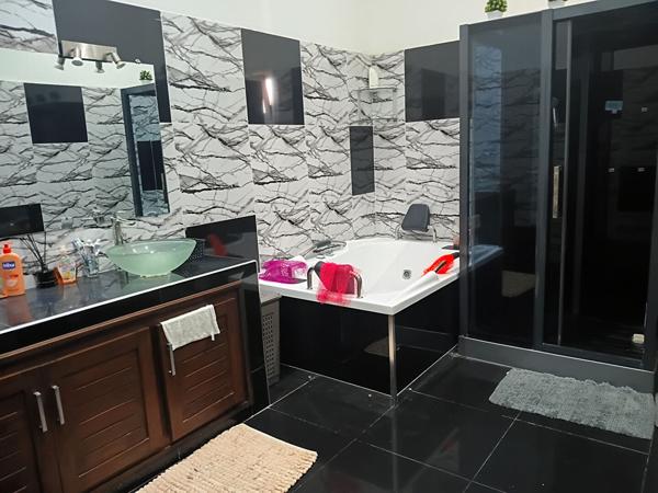 LOCATION ANNUELLE SPACIEUSE VILLA DE 4 CHAMBRES SUR UN TERRAIN DE 1000 M2 ARBORE