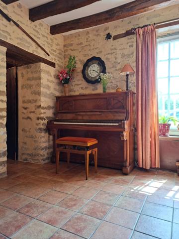 Maison Pierre & bois, dépendances, grange, 3 chb, évolutive, combles aménageables, Cheminée.