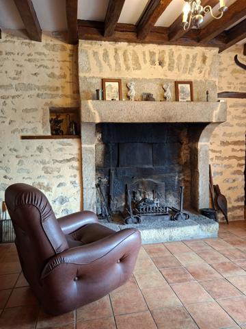 Maison Pierre & bois, dépendances, grange, 3 chb, évolutive, combles aménageables, Cheminée.