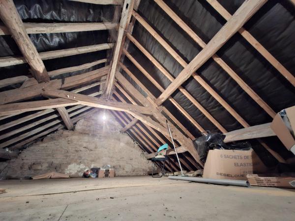 Maison Pierre & bois, dépendances, grange, 3 chb, évolutive, combles aménageables, Cheminée.