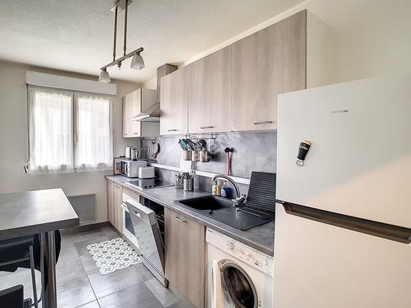 A LOUER- Appartement de type T2 meublé et lumineux à Grenoble avec balcon et stationnement protégé