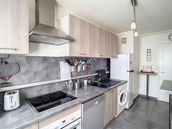 A LOUER- Appartement de type T2 meublé et lumineux à Grenoble avec balcon et stationnement protégé