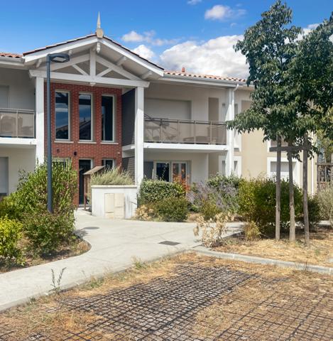 À Martignas-Sur-Jalle, appartement en location, balcon et 2 places de parking