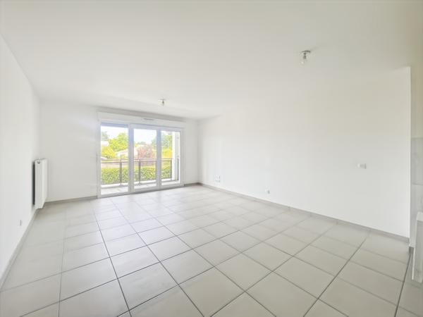 À Martignas-Sur-Jalle, appartement en location, balcon et 2 places de parking