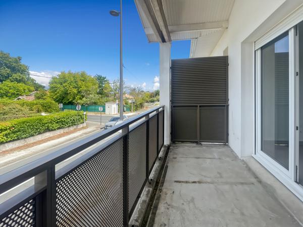 À Martignas-Sur-Jalle, appartement en location, balcon et 2 places de parking