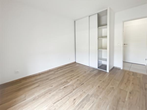 À Martignas-Sur-Jalle, appartement en location, balcon et 2 places de parking
