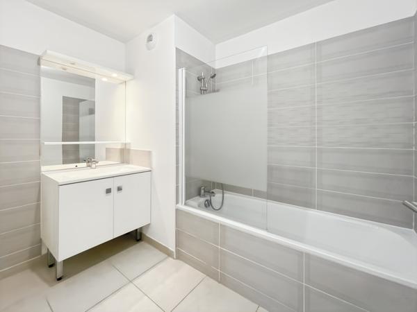 À Martignas-Sur-Jalle, appartement en location, balcon et 2 places de parking