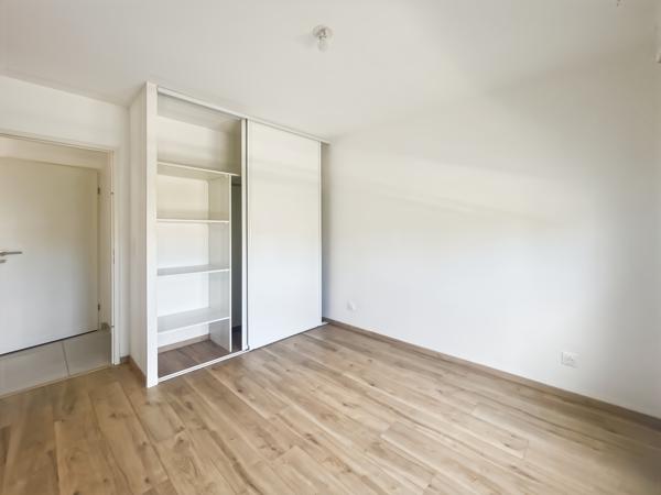 À Martignas-Sur-Jalle, appartement en location, balcon et 2 places de parking