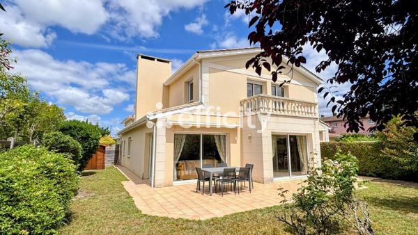 Maison
         6 pièces
        - 157 m² Exclusivité 710 000 € *