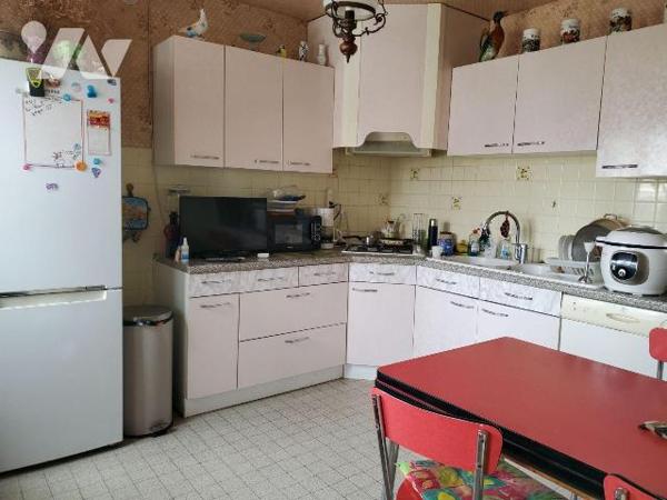 Maison à Vendre à Guéret (23000) en Creuse (23) comprenant : 
-	Sous sol de garage/atelier, ch...