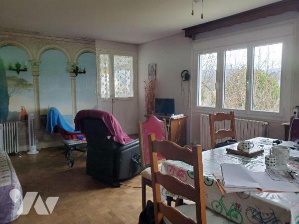 Maison à Vendre à Guéret (23000) en Creuse (23) comprenant : 
-	Sous sol de garage/atelier, ch...